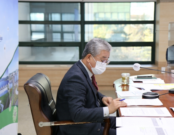 안중식 농어촌공사 충남본부장이 사장업무보고를 하고 있다