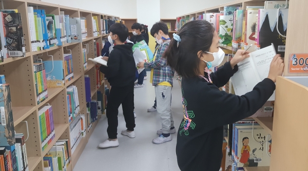 읽고 머물고 즐기는 독서 친화적 학교도서관 환경 조성