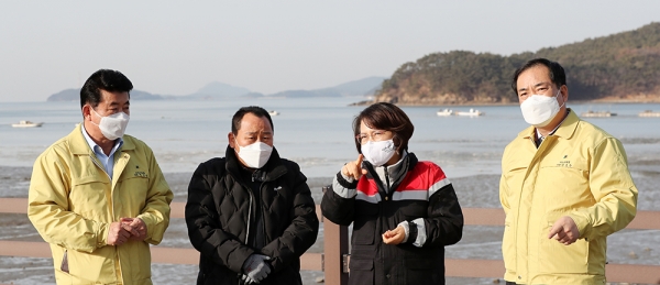 서산시의회 이연희 의장(오른쪽 2번째)이 새해 첫 현장방문을 지곡면에서 시작했다.