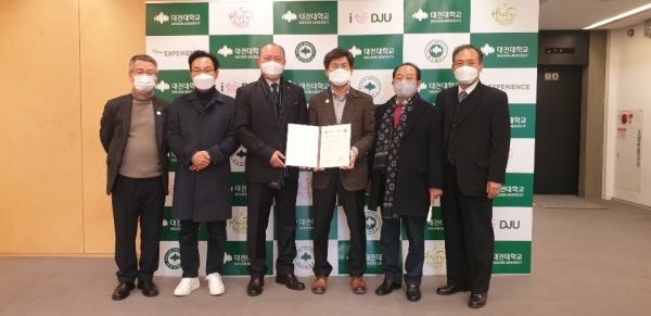 손상철 대한민국탐정협회 상임회장(왼 세 번째)과 이종서 총장(오 세 번째) 및 관계자가 단체사진