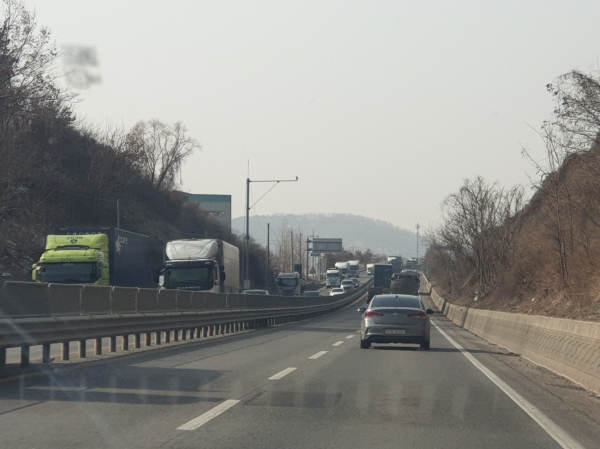 미세먼지 속 도로를 달리는 노후 경유 차량 모습