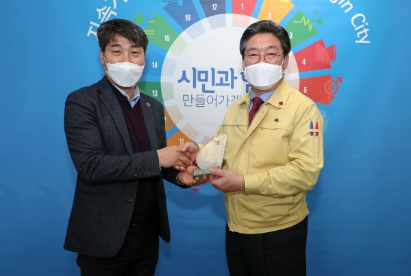 전국지속가능발전협의회 양준화 사무총장(좌)이 당진시장에게 올해의 지속가능발전인상’ 수여하는 사진