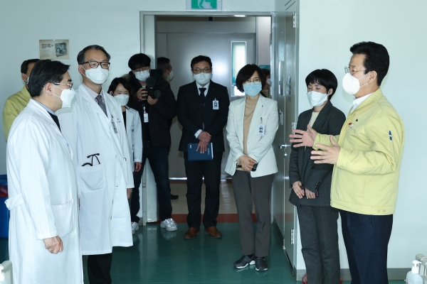 허태정 대전시장은 18일 코로나19 대응 점검을 위해 을지대병원을 찾고 현장의 목소리를 들었다.