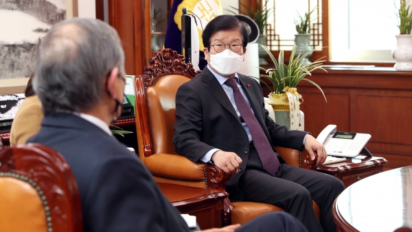 박병석 국회의장은 18일 의장 집무실에서 해리 해리스 주한미국대사의 이임 예방을 받았다.