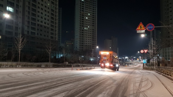 천안시 제설차량이 제설작업을 하고 있다.