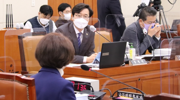 더불어민주당 장철민 의원이 국회에서 열린 한정애 환경부장관 인사청문회에서 대청호 유역 규제완화의 당위성을 설파하고 있다.