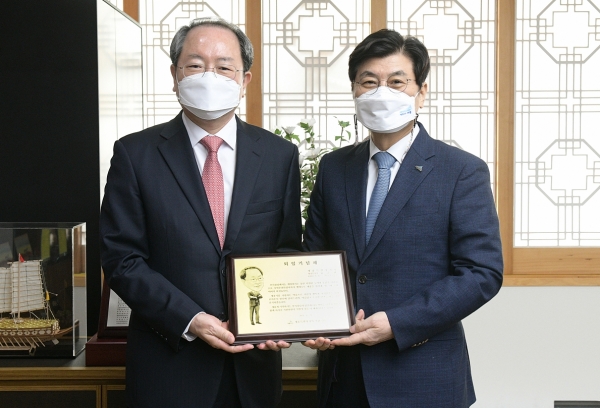 류순열(왼쪽) 행정부시장과 이춘희 세종시장