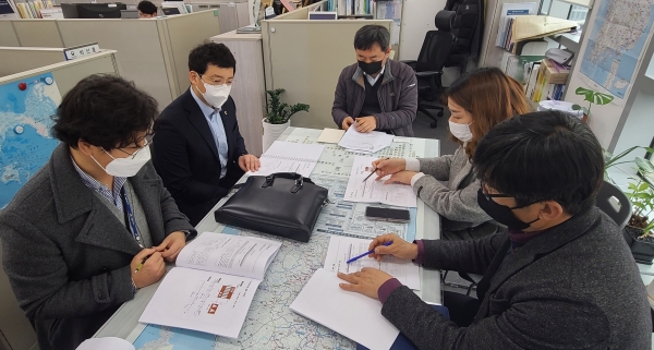 손인수 세종시의원이 국토부와 세종서를 방문해 고원식 횡단보도 개선방안을 건의했다.