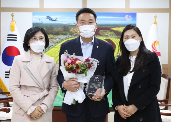 22일 서산시의회 가충순 의원(사진 가운데)이 활발한 의정활동을 통해 신정3,4리(이장 최영실, 이경화) 주민들의 생활환경 개선과 권익 신장에 앞장 선 공로로 감사패를 받았다.