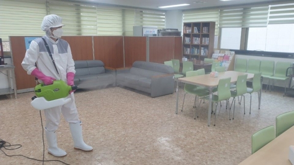 배포된 방역소독기 이용 모습