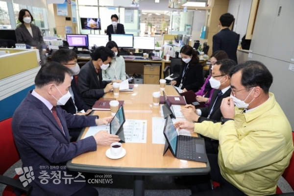 김지철 충남교육감이 민원담당 공무원들과 간담회를 갖고 민원만족도 향상 방안을 논의하고 있다.