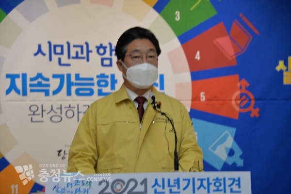 질의 응답 하는 김홍장 당진 시장