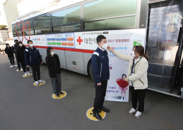 현대제철 당진제철소 임직원들이 사회적 거리두기를 준수하며 ‘사랑의 헌혈캠페인’에 참여하고 있다.
