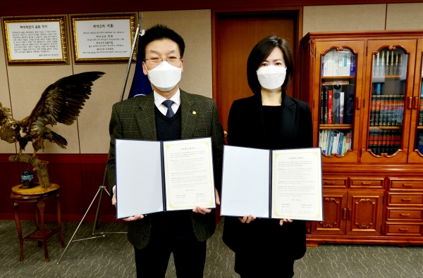 백석문화대학교와 ㈜리챠드프로헤어가 산학협력 협약을 체결(왼쪽부터 백석문화대 송기신 총장, ㈜리챠드프로헤어 목정현 부장)