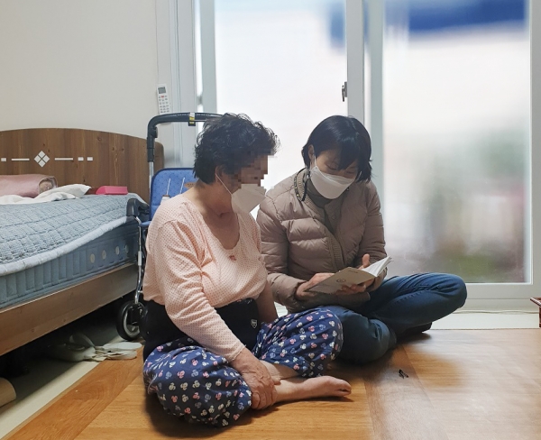 동구청 소속 의료급여 관리사가 의료급여 수급자와 상담을 실시하고 있다