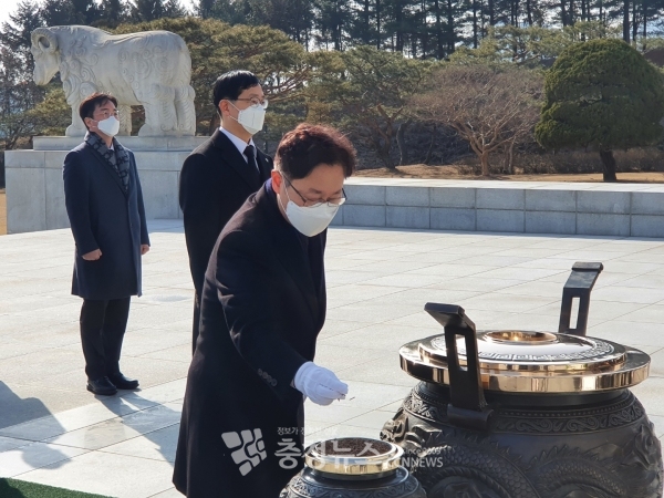 박범계 신임 법무부 장관이 31일 대전현충원을 찾아 참배하고 있다.