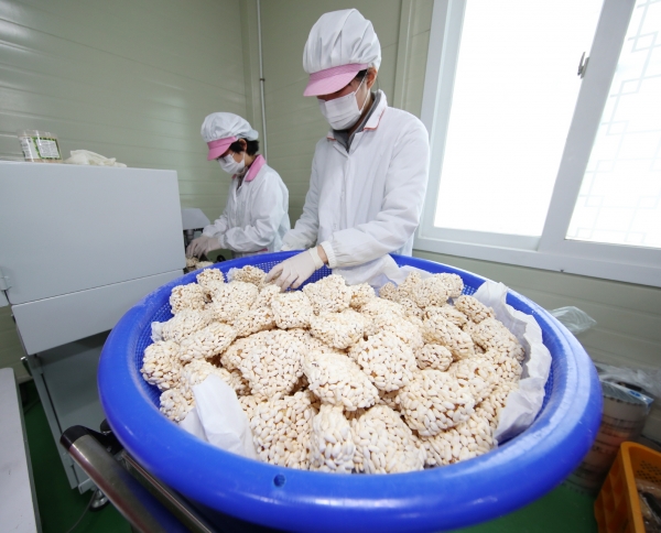 ‘포동청년회영농조합법인’의 한과 생산 모습.