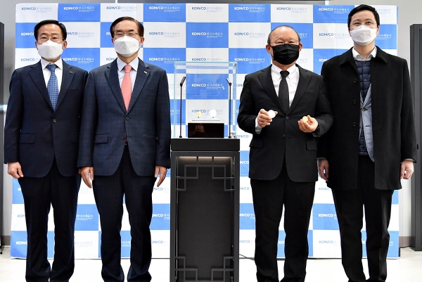 한국조폐공사는 1일 서울 마포 사무소 1층‘오롯․디윰관’에서 ‘박항서 감독 기념메달’을 공개했다. 박항서 감독이 기념메달을 들고 포즈를 취하고 있다. (사진설명 : 왼쪽부터 화동양행 이제철 사장, 조폐공사 조용만 사장, 박항서 감독, 주한 베트남대사관 레반 훙(Mr. Le Van Hung) 1등 서기관)