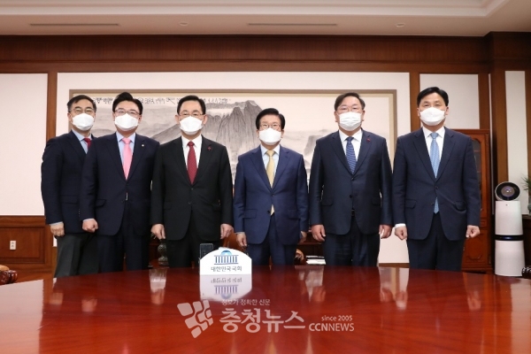 박병석 국회의장이 여야 원내대표와 회동하고 있다.