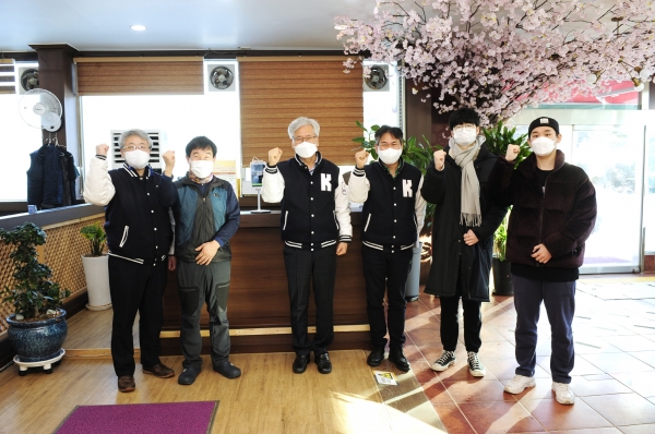 병천면행정복지센터, 지역상인회와 협력하여 대학 인근 소상공인 30개 사업장에 전자출입명부 기기 설치를 지원하고 사용방법을 교육했다.