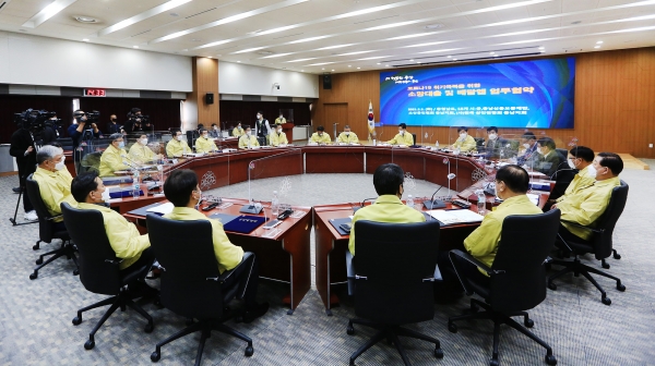 맹정호 서산시장이 2일 도청 대회의실에서 열린 소망대출 업무 협약식에 참석한 장면