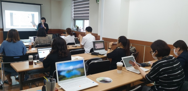 지난해 온천2동 배움사랑방 ‘씨오쟁이사랑방’에서 ‘줌으로 대화하고 비캔버스로 소통하자’라는 프로그램을 통해 코로나시대 소통법을 익히고 있다.