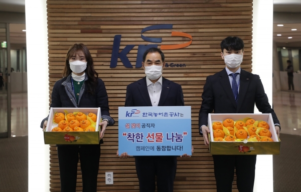 설날 착한선물나눔 캠페인에 동참 (사진 가운데 김인식사장)