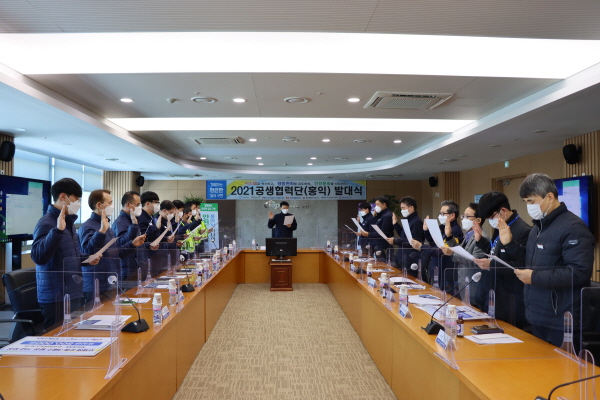 공생협력단이 산재예방을 위한 활동 실천 결의문을 낭독하고 있다