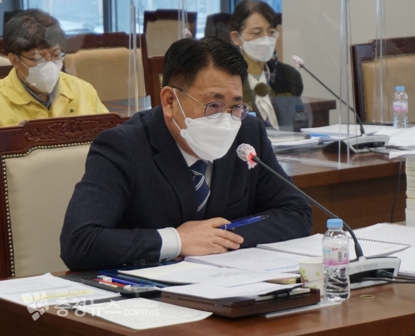 4일 인사청문특별위원회에서 답변하는 정석완 충남개발공사장 후보자