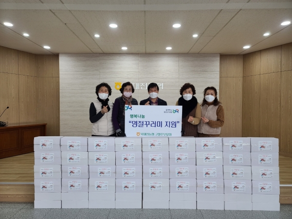 북대전농협 꾸러미 전달 (왼쪽에서 3번째 - 한태동 조합장 / 4번째 - 고향주부모임 라은랑 회장)