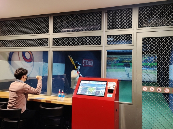 뉴딘콘텐츠의 스크린야구 브랜드 ‘스크라이크존’ 매장 전경