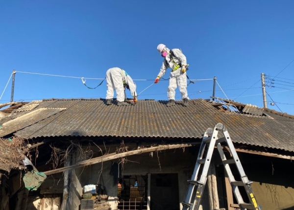 슬레이트 철거·처리 지원 모습