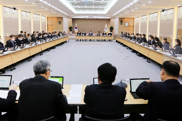 8일 시청 대회의실에서 맹정호 서산시장이 확대간부회의를 주재하는 장면