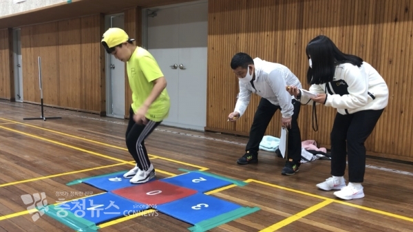 사진은 4방향 반복 점프을 하는 코로스 홉 운동.