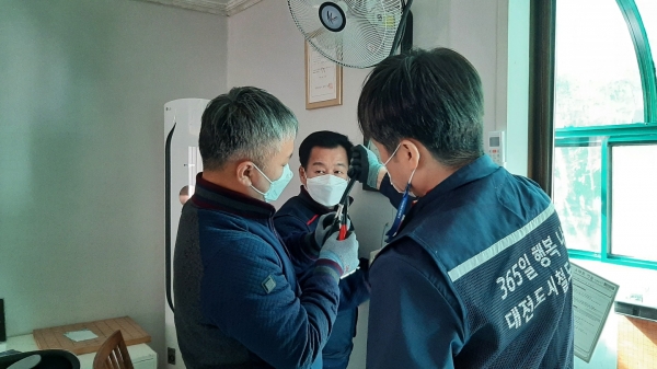 대전도시철도공사 직원들이 송촌동에 있는 노인정을 찾아 재능기부 봉사활동을 펼쳤다.