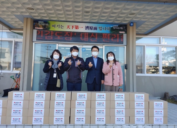 지난 8일 오후 충남 금산군 제원면주민자치센터에서 '情 담은 떡국떡'을 전달하고 기념 사진을 촬영하고 있다  (좌로부터) 좌로부터 두번째 김형순 한국타이어 대전공장 경영관리팀 책임, 세번째 박상규 제원면장