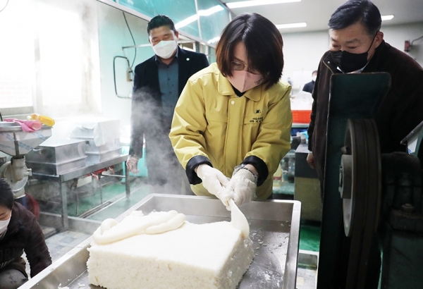 이연희 의장은 김맹호 의원, 최일용 의원과 함께 운산면 소재 떡방앗간을 찾아 직접 떡을 만들고 이를 썰어 포장용기에 담는 등 명절을 준비하는 소박한 일상 속에서 시민들과 대화하는 시간을 가졌다