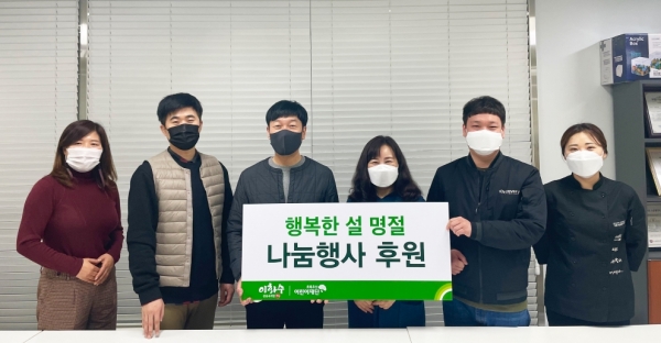 이화수 전통육개장은 지역의 독거 어르신 100세대에 진곰탕, 도시락 정식을 정성스레 준비하여 전달했다