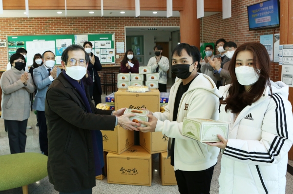 외국인 유학생 설맞이 선물 전달식 모습