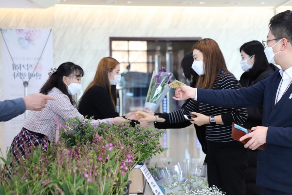 서부발전 본사 1층에 마련된 ‘행복한 花요일 플라워마켓’ 운영 모습