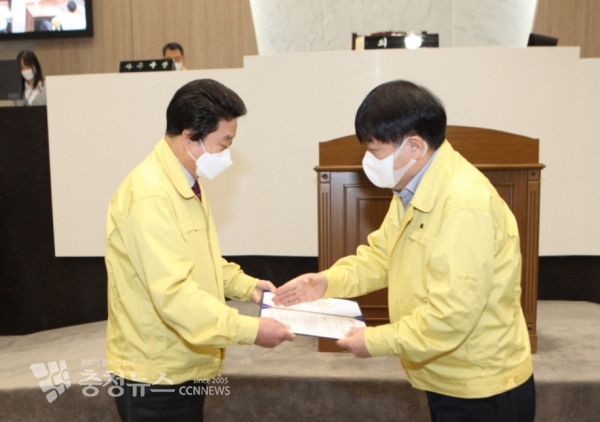 임종억 의원(좌), 최창용 의장으로 부터  ‘대한민국 지방자치평가 의정대상’수상