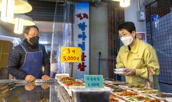 박정현 대덕구청장은 지난 9일 중리·법동 전통시장을 방문해 직접 장보기를 하면서 상인들을 격려하고 실물경제에 대한 소통 모습