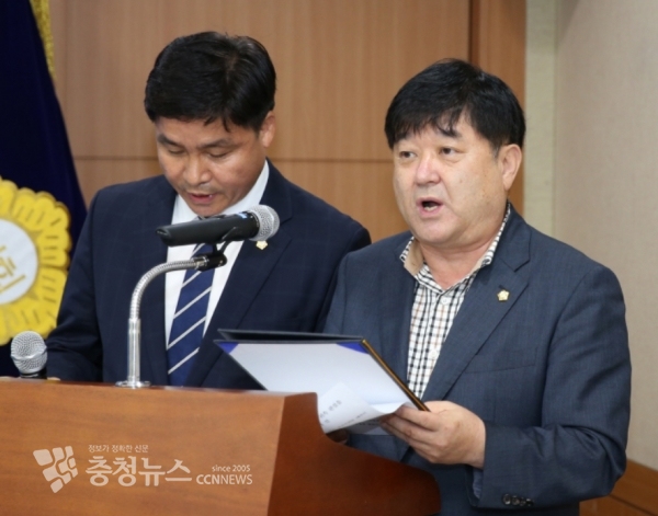 좌로부터 아산시의회 황재만 의장과당진시의회 최창용 의장