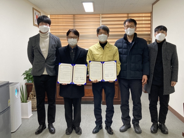 디지털바이오마커로 고독사 예방마음e쏙 (왼쪽부터 닥터포레스트 손민근팀장, 경은경 이사, 김병년 면장, 서현철 부면장, 김원일 주무관)