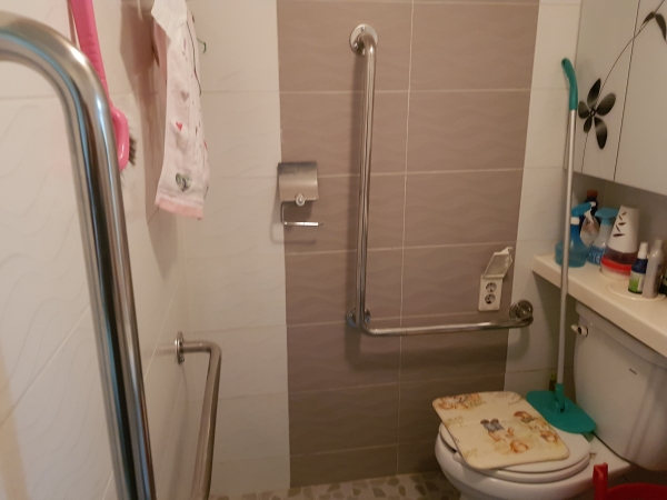 화장실 안전손잡이 설치 모습