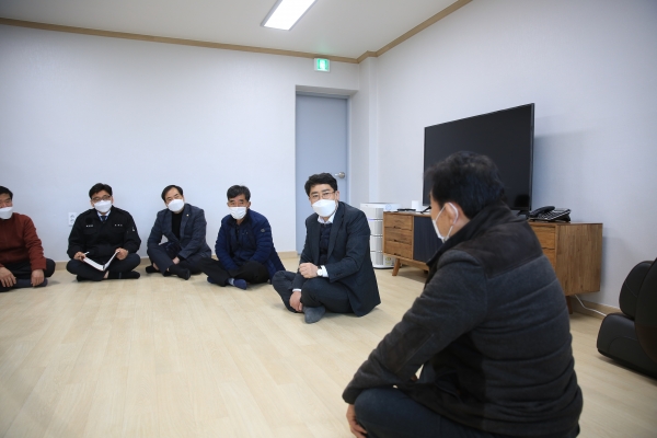 16일 맹정호 서산시장이 기은1리 마을회관을 들러 주민들과 소통하는 장면