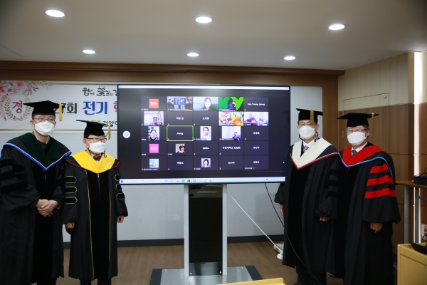 16일 오전 유튜브 라이브 생중계로 열린 건양대 학위수여식에 ZOOM으로 참여하고 있는 졸업생들의 모습