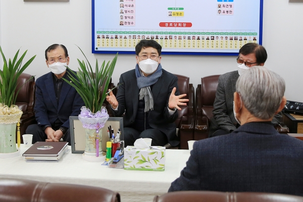 운산면 노인회 분회사무실을 방문한 맹 시장