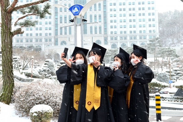 경찰경호학부 졸업생들이 코로나19로 졸업식이 취소된 상황에서 함께 모여 졸업기념 사진을 찍고 있다.