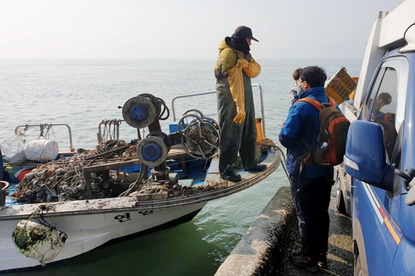 .맹정호 서산시장이 지난 12일 설날 우도를 방문해 주민들과 새해 인사를 주고 받는 등 소통하는 장면(페이스북 게시사진)